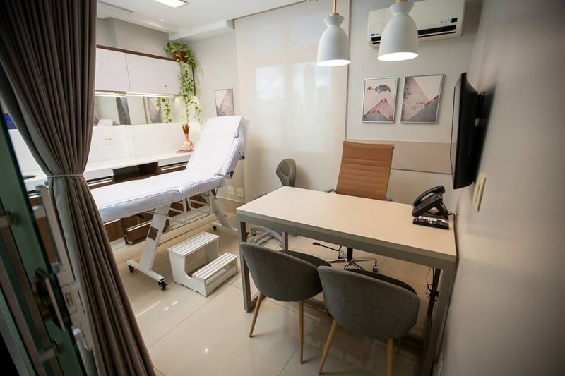 Consultório com maca e mesa de atendimento Goiânia